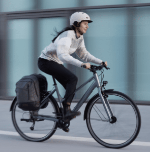 femme sur le vélo de ville Elops LD 500